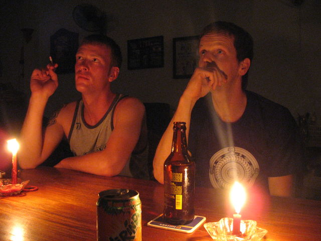Michael alias « Mini » et Reiner écoutant attentivement Hugues expliquant les règles du jeu Loups-garous IMG_9005.JPG