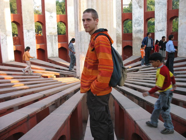 Hugues dans un des bâtiments-instruments astronomiques du Jantar Mantar. IMG_6267.JPG