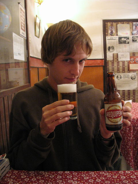 Hugues (pas à son avantage) près à déguster la bière d'Arequipa au restaurant végétarien Mandala (espérons que ça améliore les choses ;) !) IMG_5533.JPG