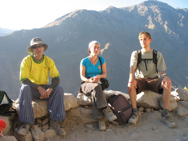 Deuxième jour – Petite pause durant la remontée vers Cabanaconde – De gauche à droite : notre guide Alejandro, Suzanne et Hugues IMG_5669.JPG