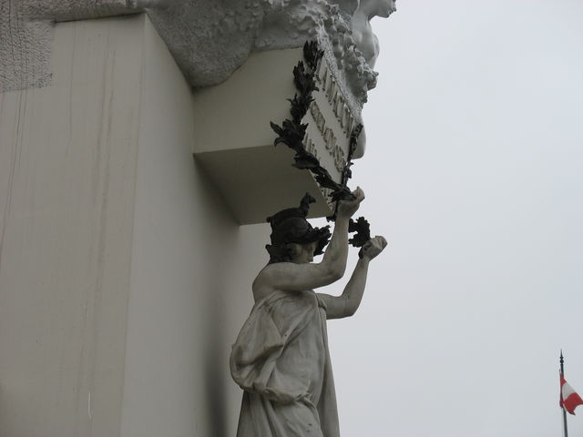 Une des statues de la Plaza San Martin, avec un lama sur son casque au lieu d'une flamme (le sculpteur ayant mal interprété le mot « llama », qui a ces deux significations) IMG_4573.JPG