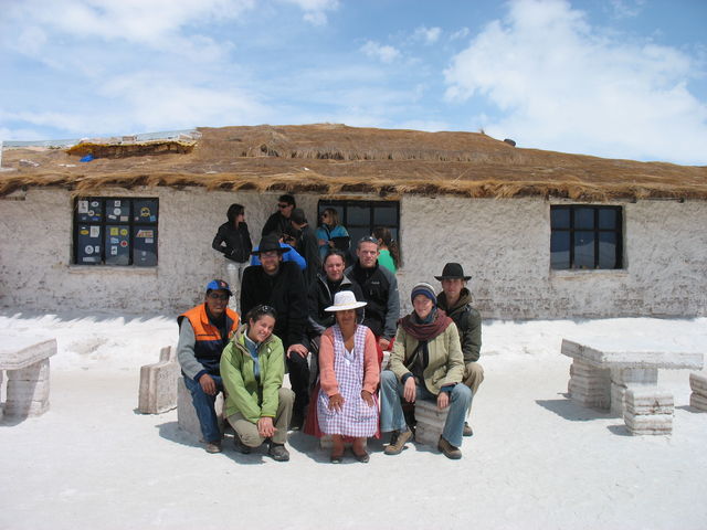 4e jour – Photo de groupe devant l'hôtel de sel dans le Salar de Uyuni – De gauche à droite et de haut en bas : Hilarion, Matthieu, Maja, Jeroen, Hugues, Sophie, Agustina et Maïte IMG_7178.JPG
