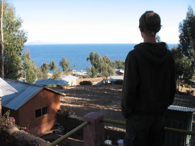 Hugues admirant la vue sur le lac Titicaca depuis la terrasse devant notre chambre dans la maison de Matilde et sa famille ; en bas à gauche, la cuisine IMG_6315.JPG