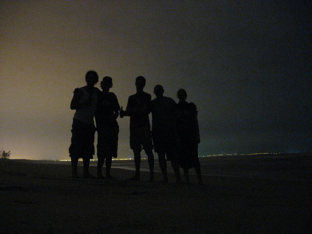 Sur la plage ; de gauche à droite : Ken, Fern, Hugues, Darryl, Maïte IMG_8992.JPG