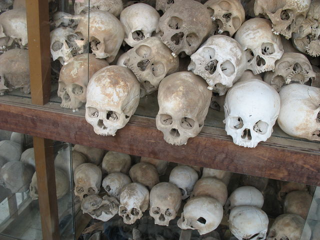 Charniers de Choeung Ek – Crânes des victimes dans le Stupa du Souvenir IMG_1664.JPG