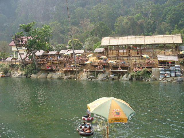 Bar le long de la rivière Nam Song, destiné aux adeptes du tubing IMG_9761.JPG