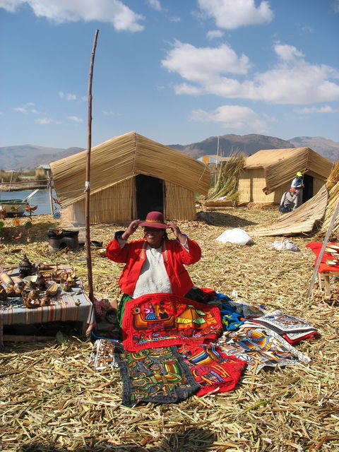 Vendeuse d'artisanat de l'ile flottante Uros Pachamama IMG_6151.JPG