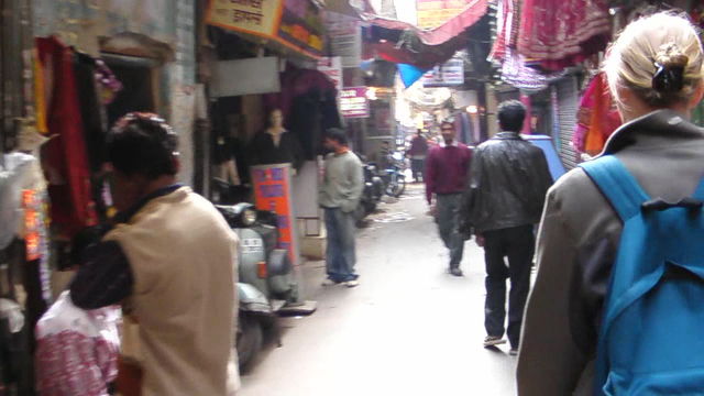 Maïte à Paharganj, à deux pas de l'auberge. SANY0063.JPG