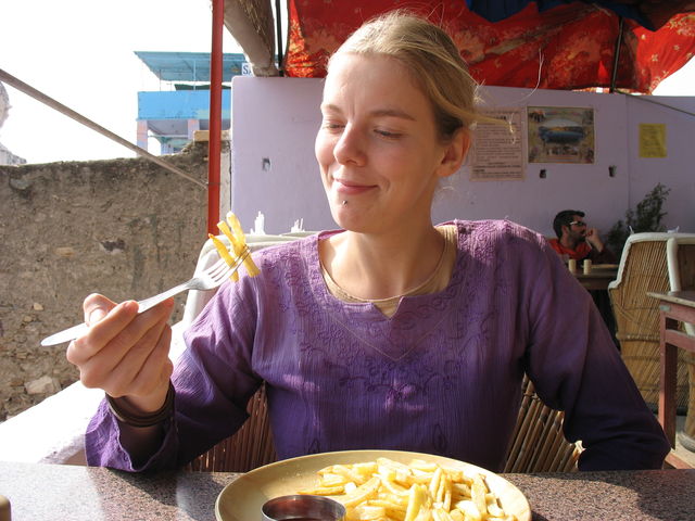Maïte retrouvant un peu le goût de la Belgique au Raju Terrace Garden Restaurant. IMG_6595.JPG