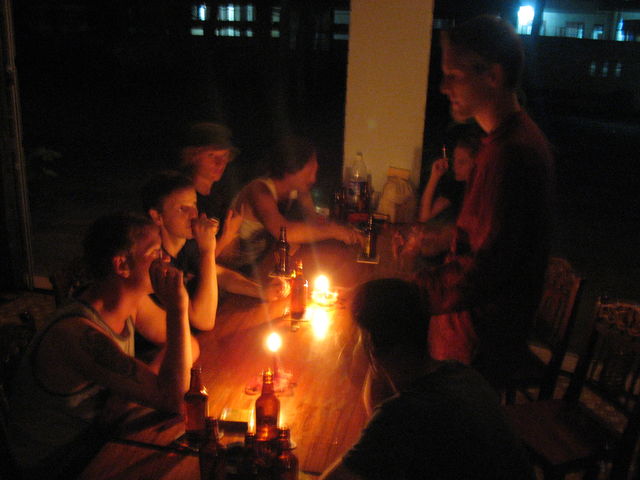 Loups-garous à Hoa's Place, où nous logeons ; de gauche à droite : Michael alias « Mini », Reiner, Fern, Ken, Rachel, Hugues IMG_9000.JPG