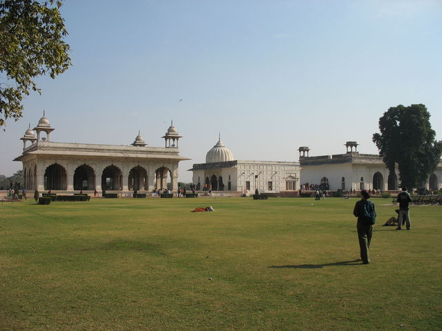 De gauche à droite : salle des audiences privées (« Diwan-i-Khas »), ancien palais privé de l'empereur (« Khas Mahal ») et palais de la couleur (« Rang Mahal ») au Red Fort. IMG_6244.JPG
