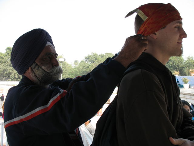 Singh couvre la tête de Hugues pour entrer dans le temple sikh. IMG_6102.JPG