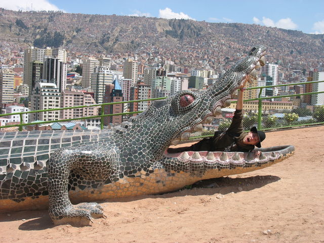 Hugues se faisant cruellement dévorer par un crocodile géant au Parque Laikakota Mirador IMG_6485.JPG