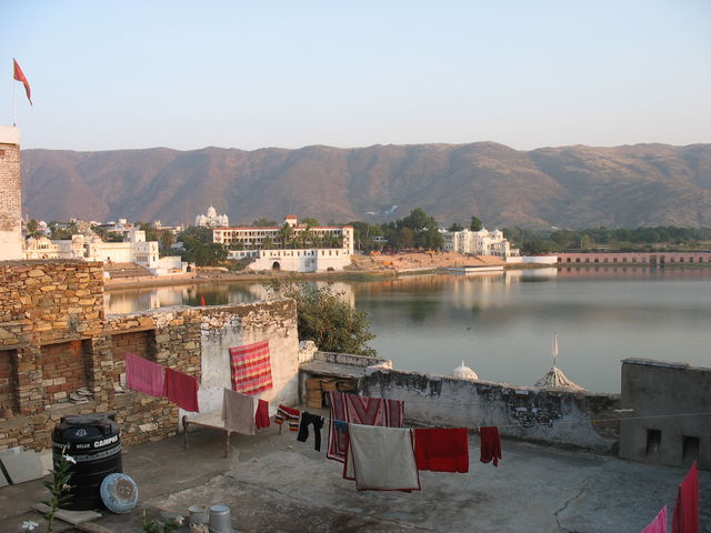 Vue sur le lac sacré de Pushkar (dans lequel les cendres de Gandhi ont été dispersées (merci maman Christiane ;))), depuis le Raju Terrace Garden Restaurant. IMG_6354.JPG