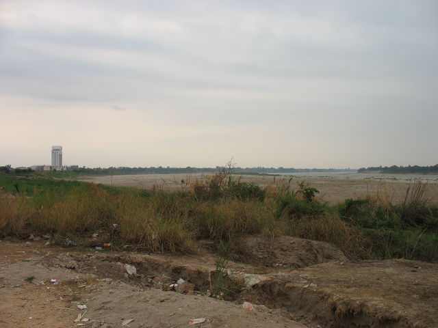 Au loin, le Mékong qui forme la frontière avec la Thaïlande IMG_9707.JPG
