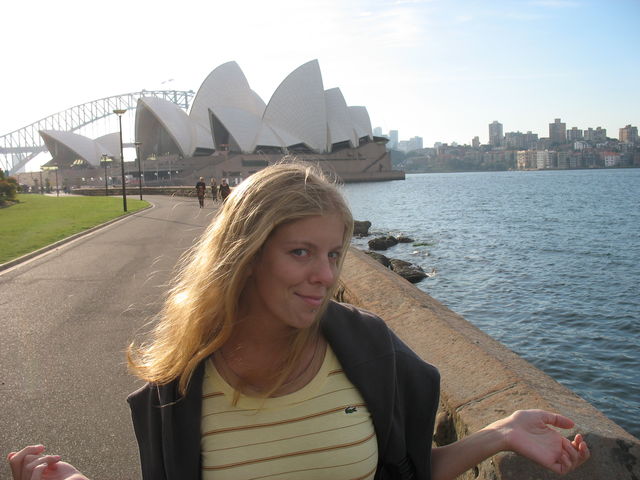 Maïte posant devant l'opéra de Sydney IMG_2282.JPG