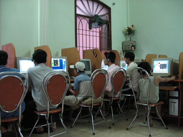 Vietnamiens jouant dans un café internet IMG_9214.JPG