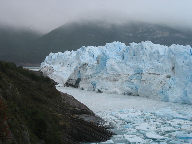 Glacier Perito Moreno vu pendant la balade – On remarque la différence de niveau entre les deux parties du lac séparées par le glacier IMG_8415.JPG