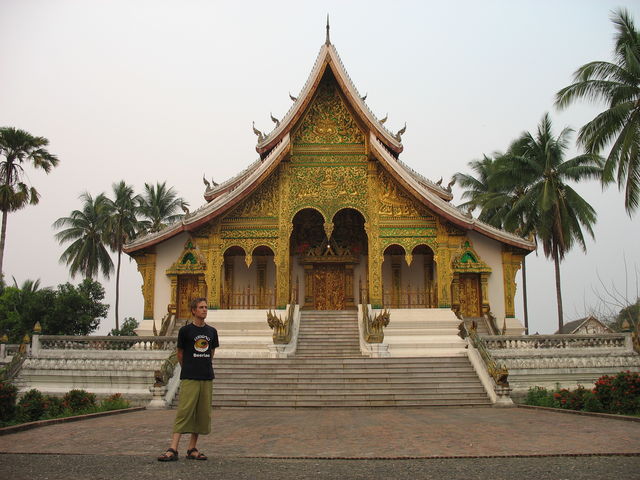 Hugues devant le Haw Pha Bang IMG_0588.JPG