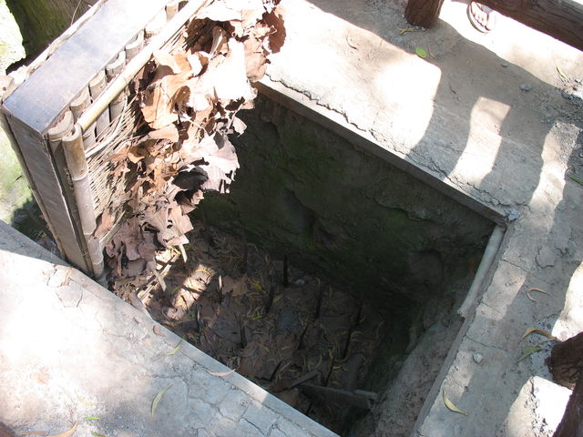 Excursion dans les tunnels de Cu Chi – « Piège à tigres » utilisé par les Viet-Congs pour « accueillir » les soldats américains sautant d'hélicoptère IMG_8397.JPG