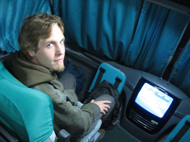 Dans le bus grand luxe « Cruzero » de la compagnie Cruz del Sur en direction de Huaraz (nous sommes à l'étage, tout à l'avant) IMG_5173.JPG