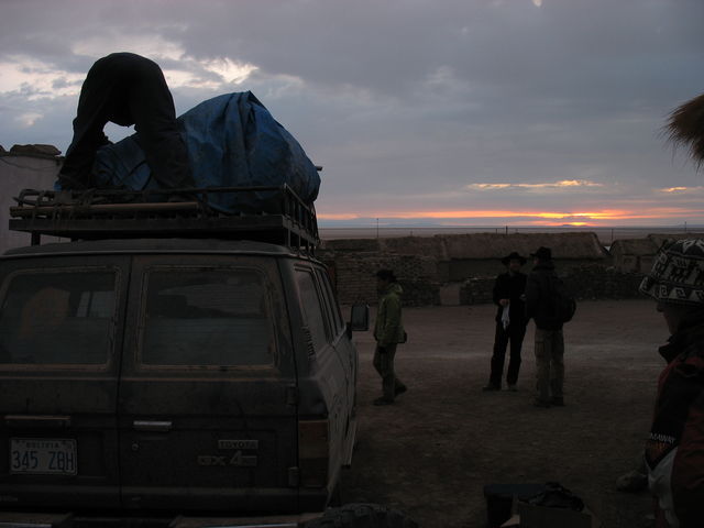 4e jour – Lever du soleil sur le Salar de Uyuni vu depuis le village où nous avons passé la nuit, en attendant notre chauffeur Hilarion qui a eu une panne d'oreiller IMG_7057.JPG