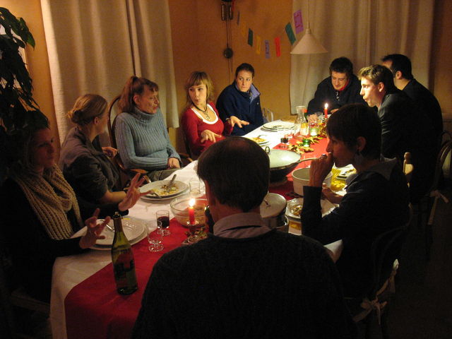 Souper dans la famille de Hugues : Magali (sœur de Maïte), Maïte, Christiane (mère de Maïte), Constance (sœur de Hugues), Marine (sœur de Hugues), Jean-François (compagnon de Marine), Daniel (ami et collègue de Hugues), Simon (frère de Hugues), Hugues, Catherine (mère de Hugues), Yves (père de Hugues) IMG_9145.JPG