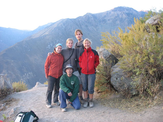 Deuxième jour – Arrivée en haut de la côte vers Cabanaconde – De gauche à droite et de haut en bas : Suzanne, Maïte, Hugues, Eva, notre guide Alejandro IMG_5697.JPG