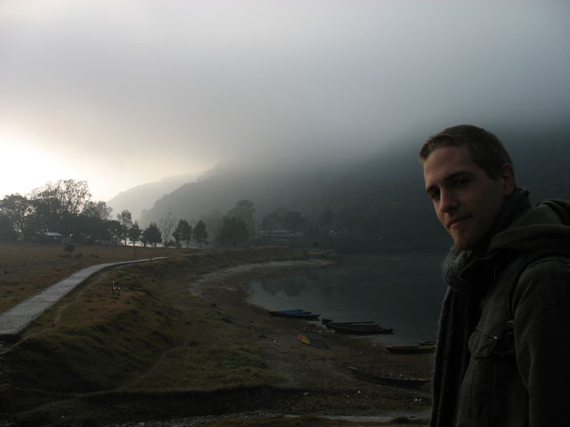 Hugues devant le lac Phewa Tal IMG_6955.JPG