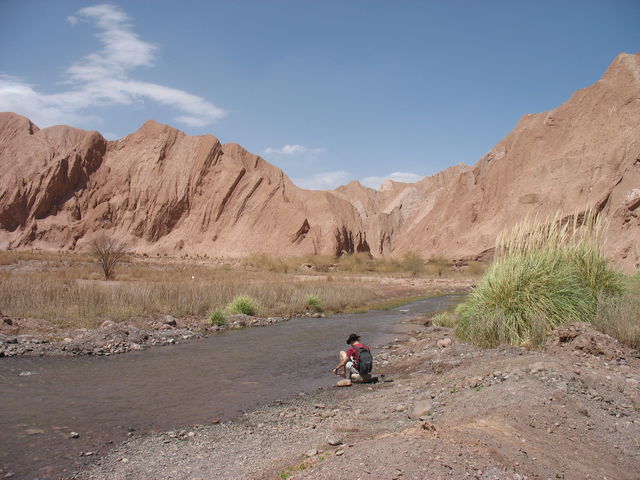 Hugues remettant ses chaussures après la traversée d'une rivière durant le retour de la balade en VTT dans la Quebrada del Diablo IMG_7420.JPG