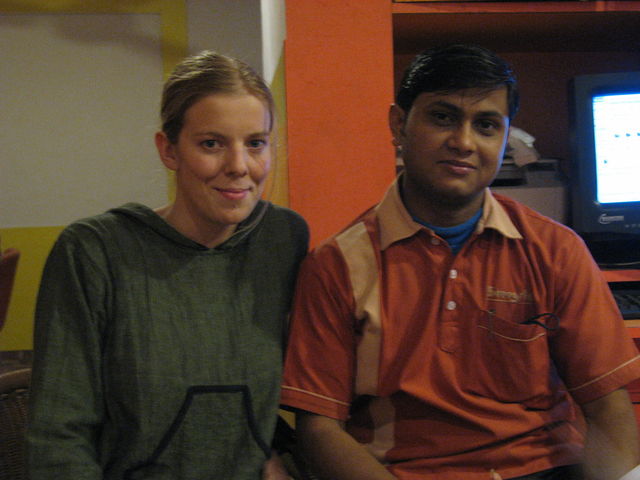Maïte (un peu mal à l'aise :)) & Ali à l'Internet Café de l'auberge. IMG_6345.JPG