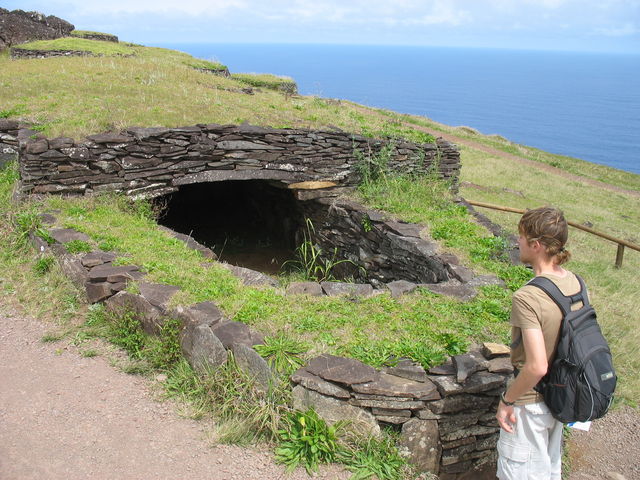 Maison d'Orongo à moitié reconstituée – À noter : la terre (utilisée comme isolant) à l'intérieur du mur et la technique de construction du toit IMG_7585.JPG
