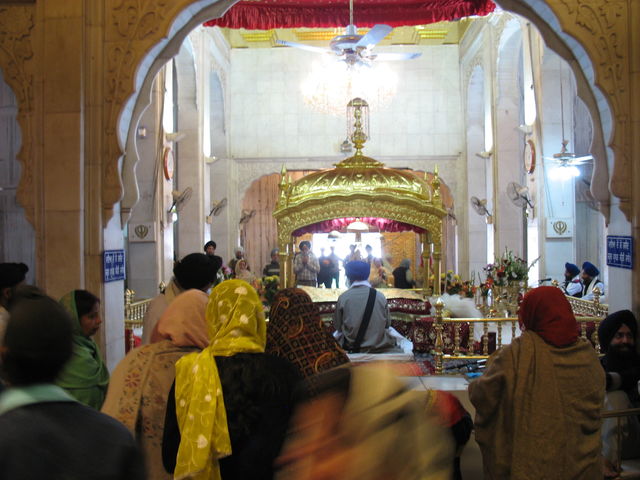 À l'intérieur de Gurdwara Bangla Sahib, le temple sikh. À droite, on remarque les personnes qui chantent et jouent la musique qui emplit le temple. IMG_6104.JPG