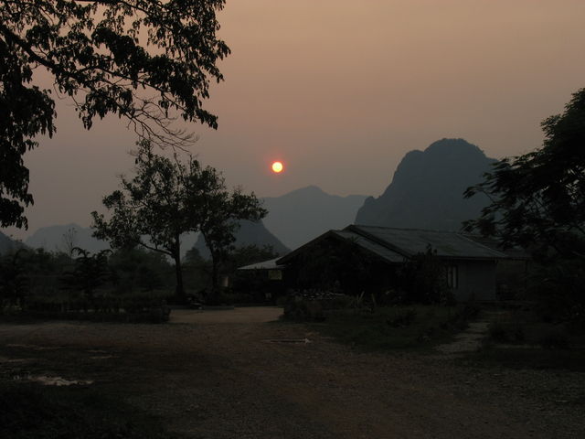 Coucher de soleil sur le Thavisouk Resort, où nous logeons IMG_9868.JPG