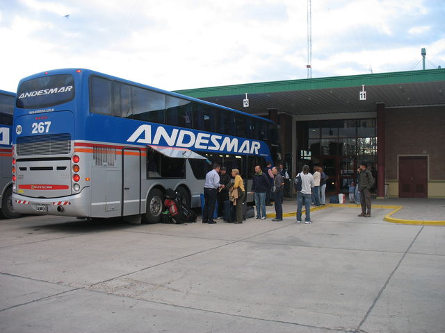 Notre bus vers Buenos Aires à la gare routière de Puerto Madryn, normalement le dernier bus que nous prendrons durant ce voyage IMG_8967.JPG