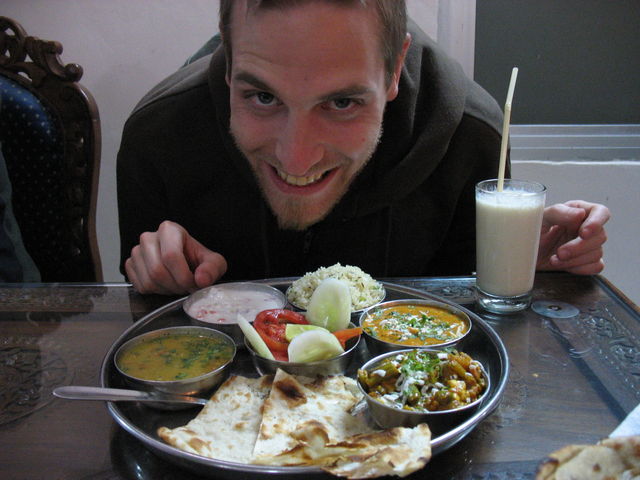 Hugues content de déguster le délicieux thali du restaurant Haifa accompagné d'un lassi à la banane IMG_6872.JPG