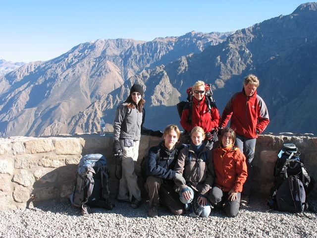 Troisième jour – Notre groupe au complet à Cruz del Condor – De gauche à droite et de haut en bas : Shary, Eva, Michael, Hugues, Maïte et Suzanne IMG_5709.JPG
