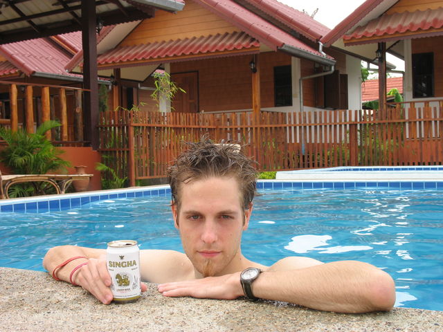 Hugues et sa « Singha » à la piscine de la J & J Guest House, où nous logeons IMG_1086.JPG