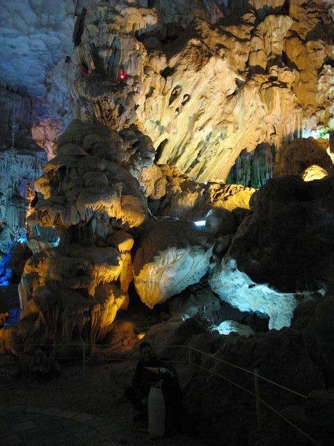 Une des nombreuses grottes de la baie d'Along éclairée à la mode vietnamienne (Qui a dit « kitsch » ?) – Tiens, quel est le compagnon de Hugues ? IMG_9333.JPG