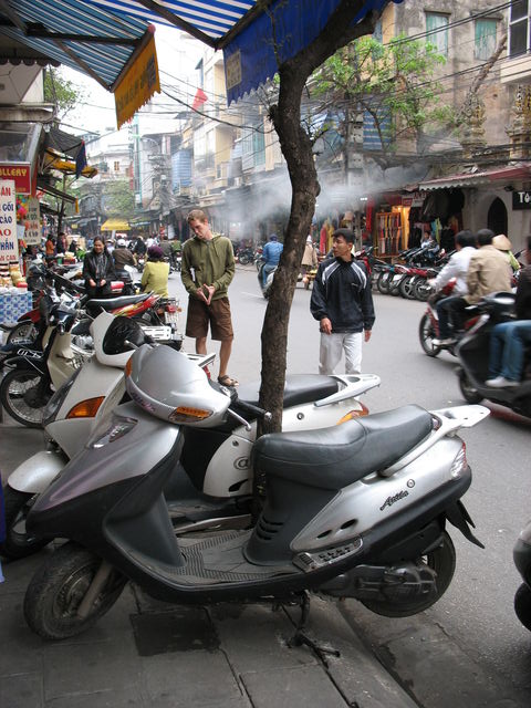 Tous ces scooters sur les trottoirs, est-ce bien règlementaire tout ça ? IMG_9324.JPG
