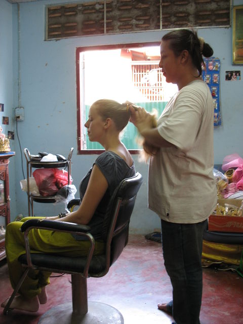 Préparation pour le concours de beauté chez les « lady-boys » : coiffure IMG_0973.JPG