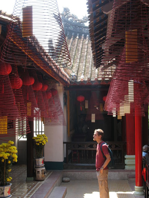Spirales d'encens « géantes » dans la maison commune de la congrégation chinoine de Fujian IMG_8925.JPG