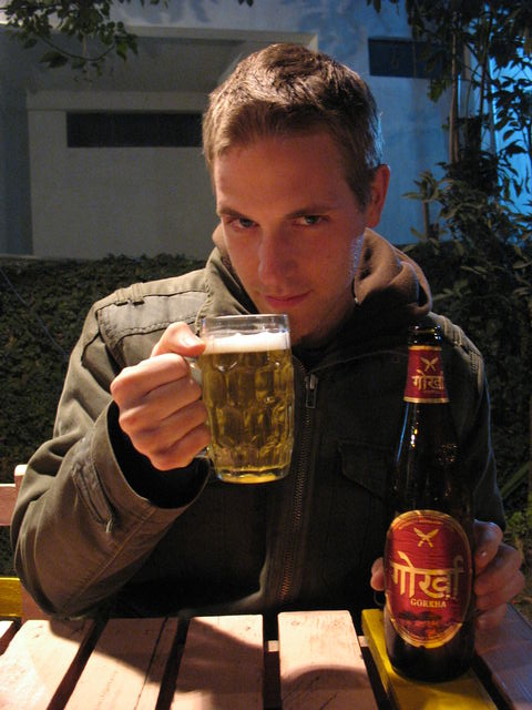 Hugues dégustant une Gorkha Beer au restaurant de l'hôtel Florid, où nous logeons IMG_7913.JPG