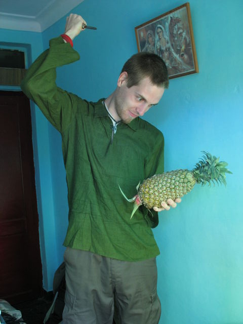 Hugues exécutant cruellement un pauvre ananas sans défense IMG_6712.JPG