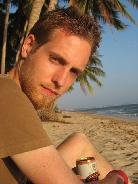 Hugues après la bière vietnamienne « 333 » sur la plage derrière notre hôtel IMG_8590.JPG