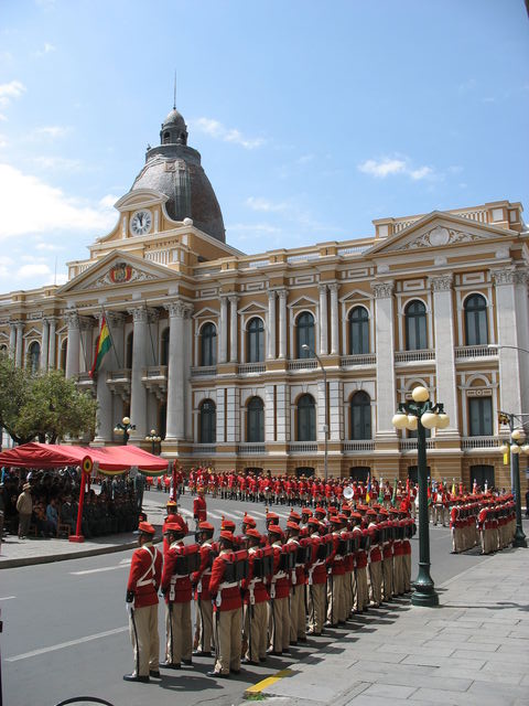 Changement de la garde présidentielle sur la Plaza D Murillo IMG_6455.JPG
