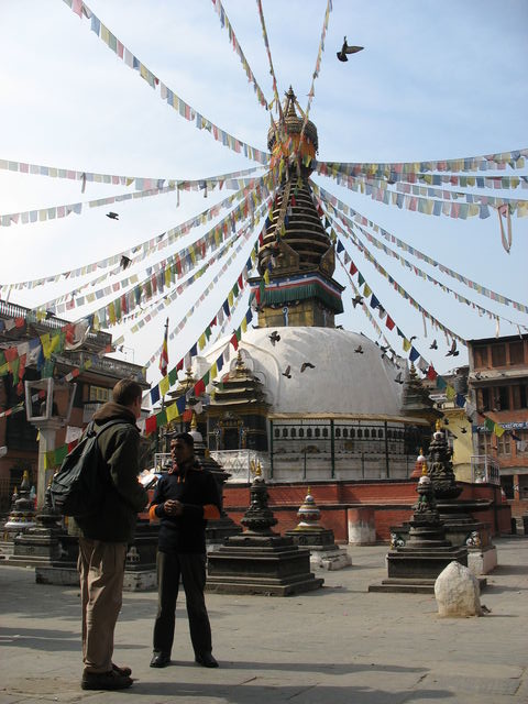 Hugues essayant de se débarrasser d'un rabatteur devant la réplique du stupa de Swayambunath IMG_7929.JPG