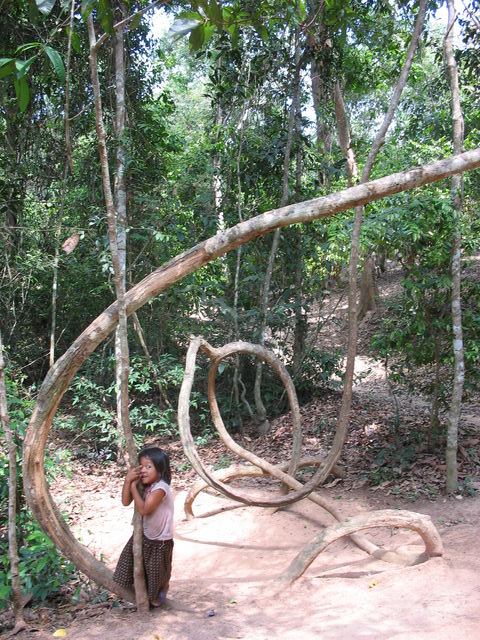 Petite fille à côté du Neak Pean IMG_1448.JPG