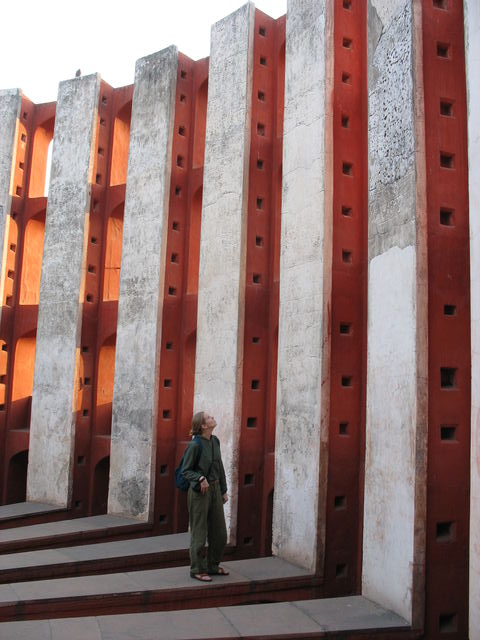 Maïte dans un des bâtiments-instruments astronomiques du Jantar Mantar. IMG_6266.JPG