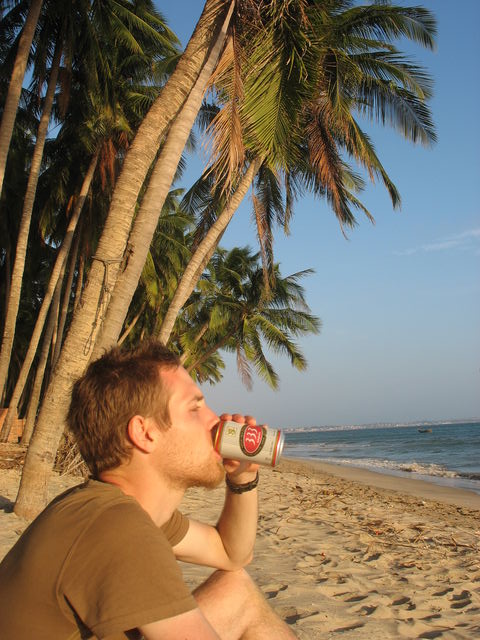 Hugues testant la bière vietnamienne « 333 » sur la plage derrière notre hôtel IMG_8586.JPG